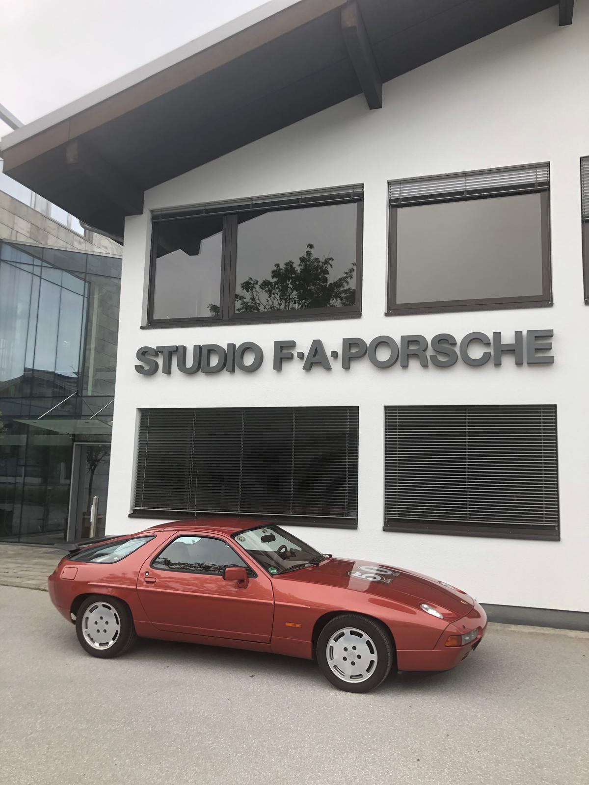Porsche 928 vor dem Studio F. A. Porsche